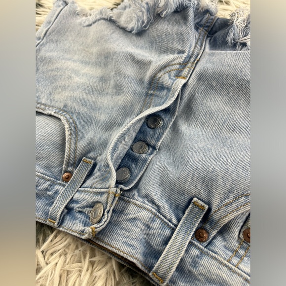 Levi's 501 Women's Light Wash Button Fly High Rise Jean Shorts Raw Hem Size 24 - Picture 11 of 12